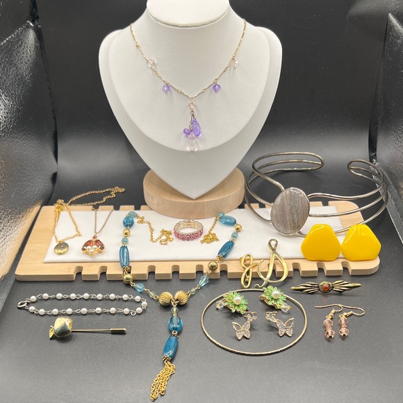 Vintage 16 piece jewelry lot - Picture 1 of 9
